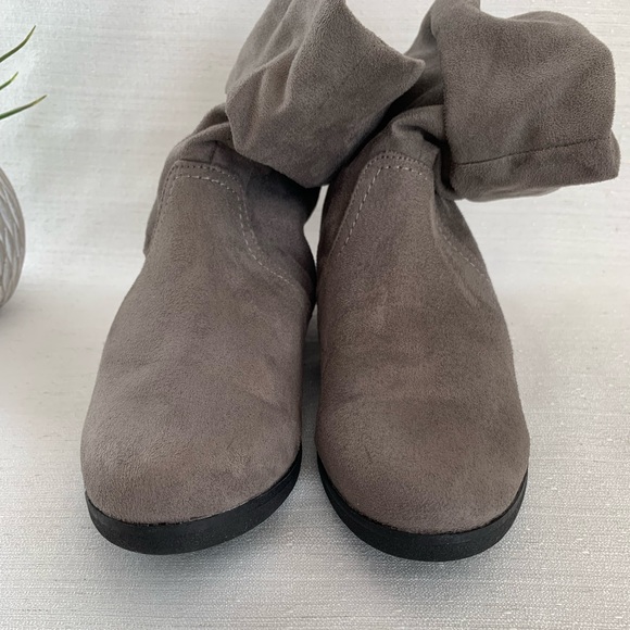 So Brand Dark Gray Microsuede Slouchy Pull On Ankle Boots Woman’s 7M - Picture 4 of 10